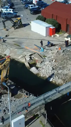 Déconstruction d’un pont effondré suite aux crues à Saint-Florent, Borgo, Socotra BTP
