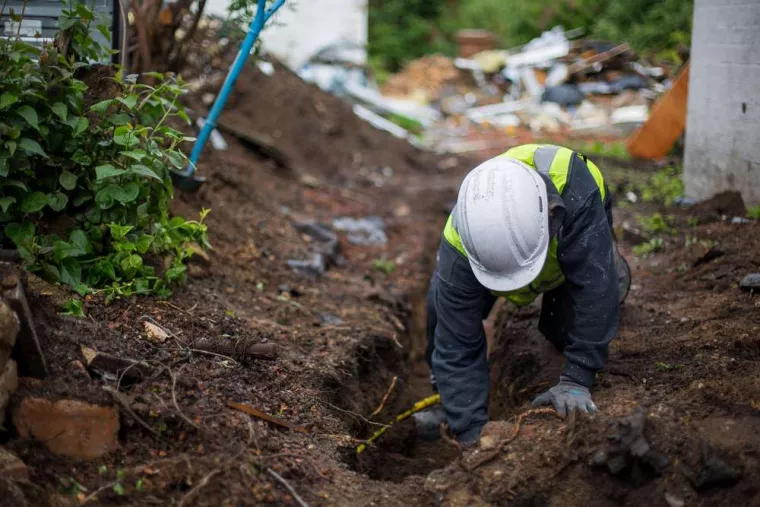 Creuser une tranchée dans un jardin de particulier pour du terrassement, Borgo, Socotra BTP